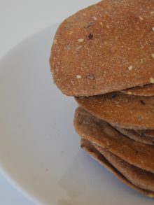 Crackers di farro con semi e erbe aromatiche