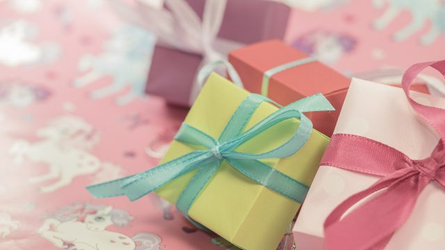 Per Natale compri un regalo o prepari un dono?